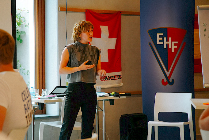 Presentatie van educatief materiaal rondom grensoverschrijdend gedrag in sport bij de Europese Kampioenschappen Hockey.